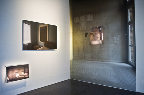 Soldan Sağa: 'Soğuk Vitraylar N.1' 2015, 'İsimsiz' 2017 (Sanatçının anne ve babasının yatak odasından bir görüntü üzerine kurguladığı yağpıtı), '1971-2016' 2017 (Sarkis'in 45 yıl ardından ayrıldığı atölyenin boş duvarlrının ve orada bıraktığı izleri yaşatan çalışmalarından) 'Duvarı Boş Vergniaud N.5' 2016')