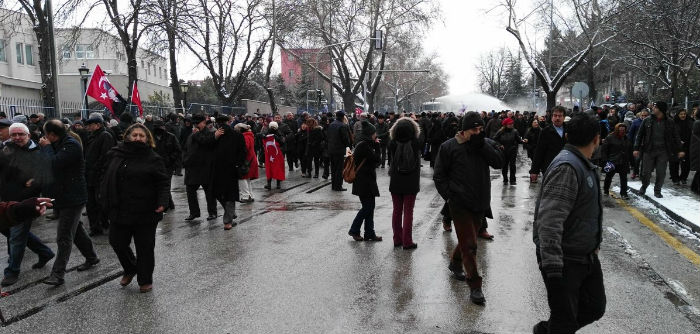 Meclis önündeki Anayasa protestosuna polis saldırısı