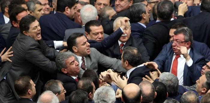 Olaylı oturumda 5. madde de geçti