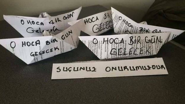 Öğrencilerden gorevden alınan hocalarına mesajlar. Fotoğraf: twitter