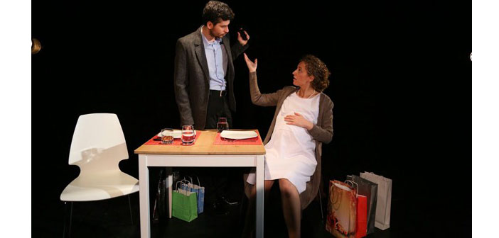 Sahnedeki ölüler diyarının karmaşık bir mutluluk ânı