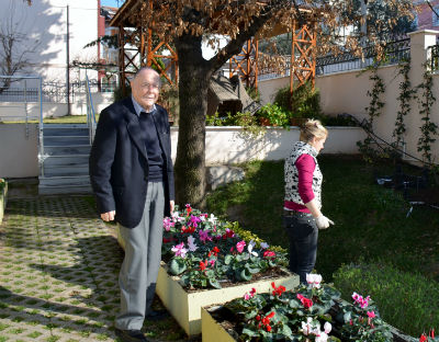 Daha iki sene öncesine kadar, sağlıklı günlerinde, o güzel bahçesinde... 