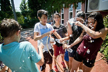 Kınalıada'da çocukların Vartavar coşkusu