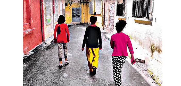 "Roman çocukları için Roman olmak yoksulluk demek"