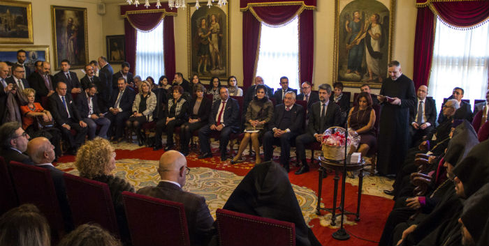 Patrikhane'de gergin kutlama