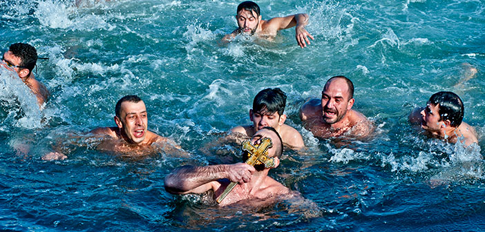 Ta Fota Bayramı'nda haç çıkarma töreni