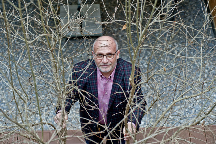 Tablolarıyla iyilik saçan ressam