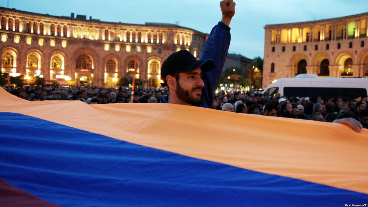 Halk sokaklarda, gözaltılar artıyor