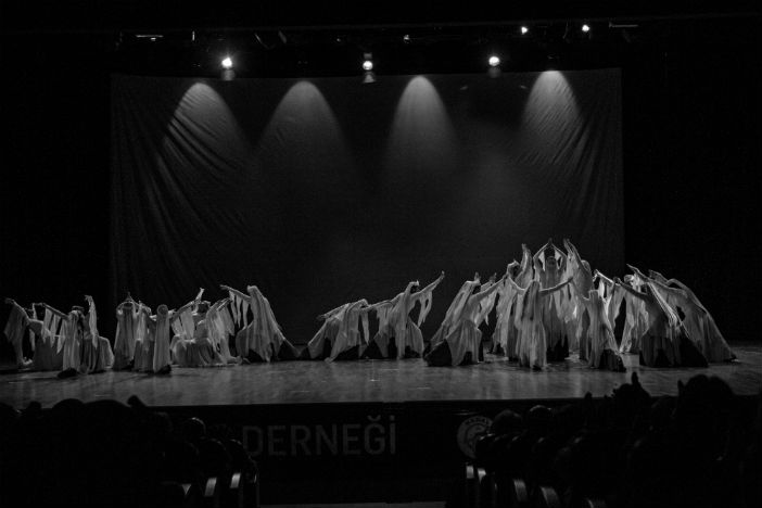 158 dansçı, tek bir sahne