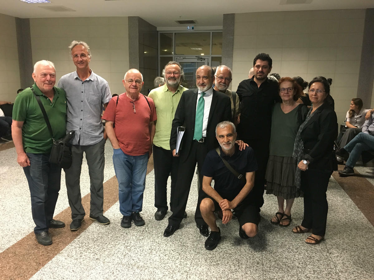 Akademisyenlere destek olan Arat Dink, hakim karşısına çıktı