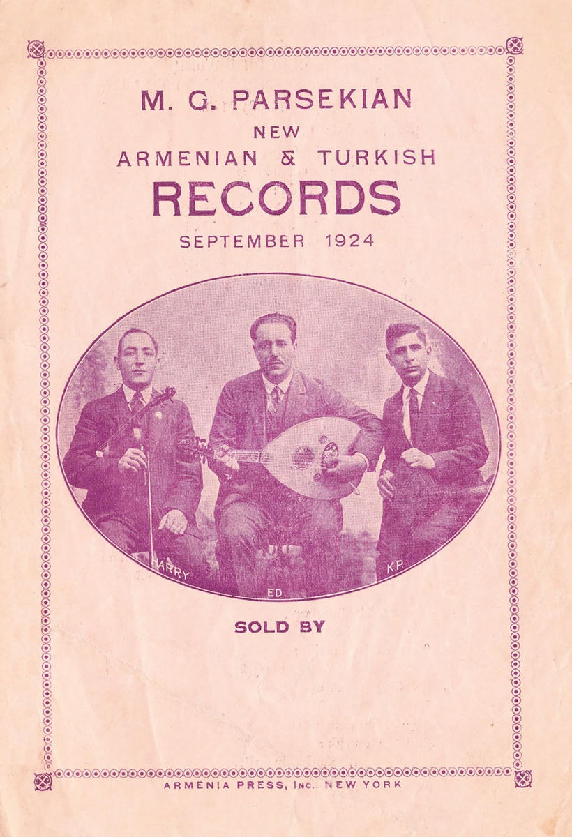 10.	1885’te Diyarbakır’da doğan ve 1898’de annesiyle birlikte ABD’ye göç eden Mıgırdiç ‘George’ Parseğyan’ın 1924 yılında New Jersey - West Hoboken’da kurduğu plak şirketi M.G. Parsekian Records’un bir ilanı: “Ermenice ve Türkçe yeni plaklar, Eylül 1924”. Soldan sağa: 1889 Maraş doğumlu Kemani Harry Hasekian, 1882 İstanbul doğumlu Edward Bashian (Yetvart Khocabaşyan), 1885 Diyarbakır doğumlu darbukacı ve şarkıcı Karekin Proodian (Prudyan)