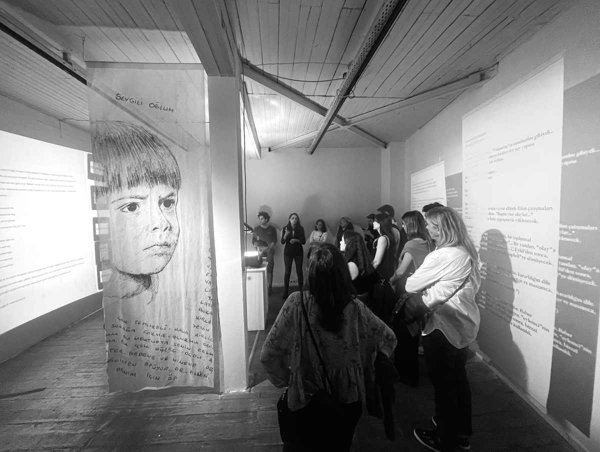 Çocuklarız Bir Aradayız İnisiyatifi’nin hazırladığı bir yerleştirme. Öncü Doğu Gürsoy’a babası Gürhan Gürsoy tarafından 1983’te cezaevinden gönderilmiş bir mektuptan. Fotoğraf: Aylin Tekiner