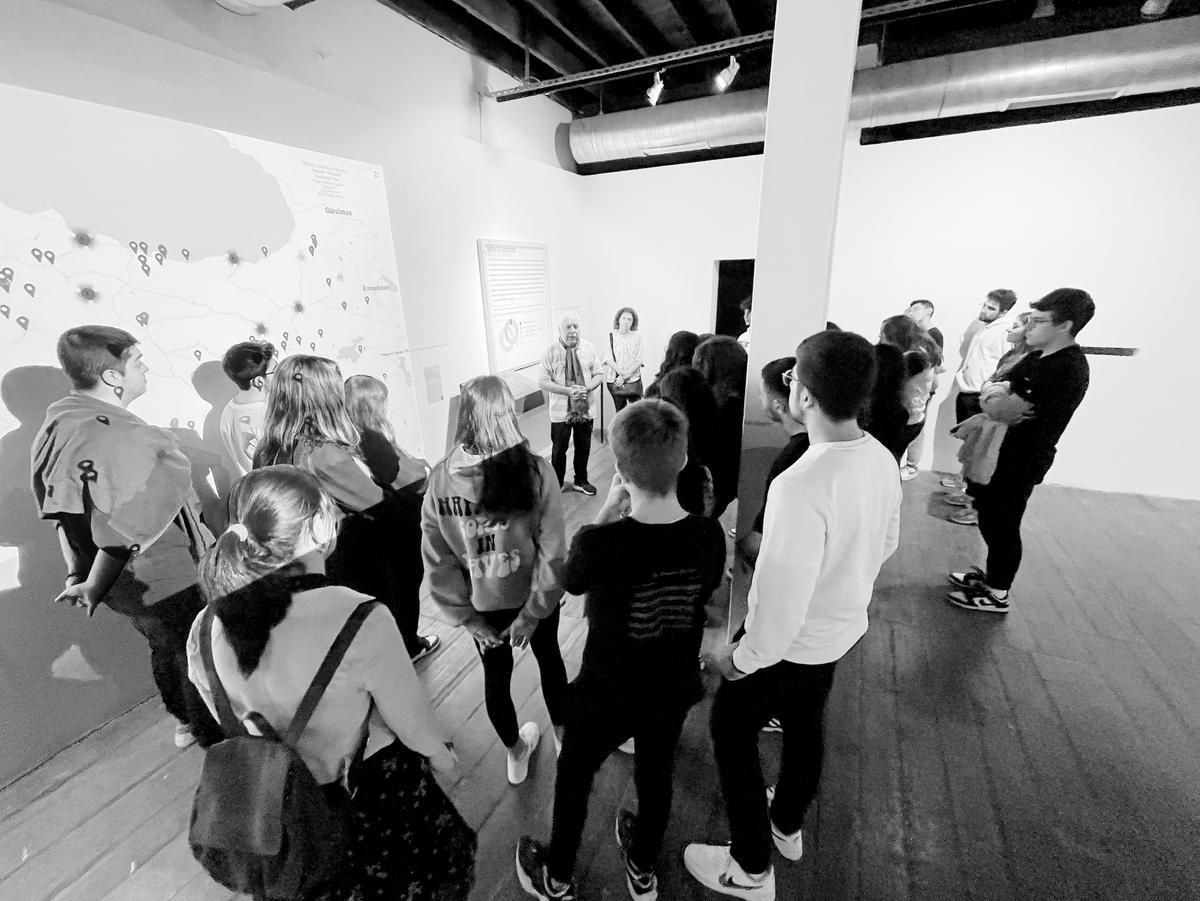 Zakarya Mildanoğlu ve Bellek Müzesi ekibi, Getronagan Lisesi öğrencileriyle sergi turunda. Fotoğraf: Özlem Delikanlı