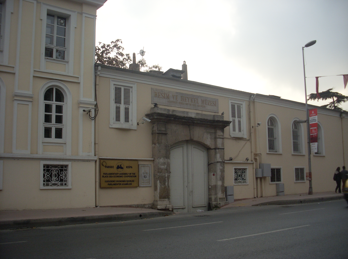 Resim ve Heykel Müzesi Veliaht Dairesi’ndeyken çekilmiş bir fotoğraf. Tabelada “Atatürk’ün emriyle 1937’de tesis edilmiştir” yazıyor. Fotoğraf: Wikipedia