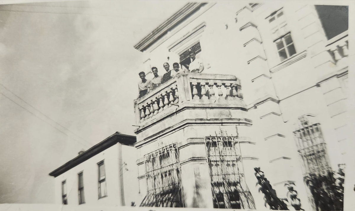 Ordu Ermeni Mahallesi’nde, Karekin Anasal (Antreasyan) ve çocukları Varlık Vergisi’nde ellerinden alınan evlerinin önünde, 1940