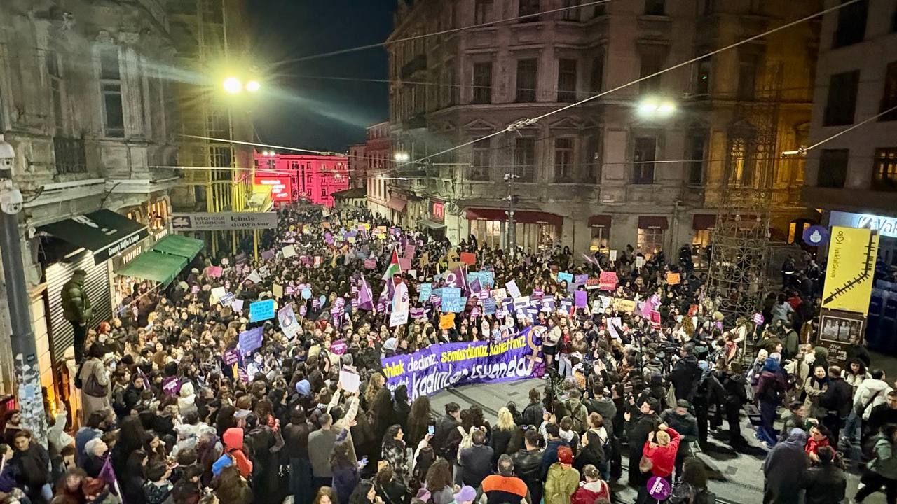 Kadınlar Tünel'den seslendi: Hiçbir yasa, hiçbir saldırı bizi durduramayacak