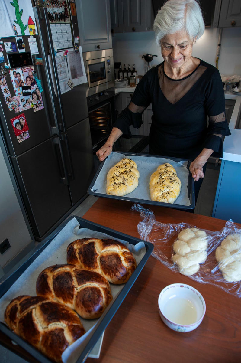 İkinci tepsi de fırına gidiyor, pişenler ise yenmeye bekliyor. Anuş ılla.