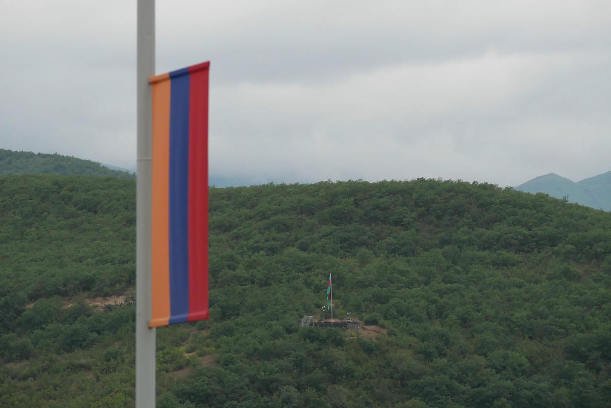 Anket: Ermenistan'da en güvenilir kurum ordu, ülkenin "doğru yolda" olduğuna inananların oranı düştü