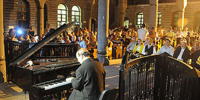 Ծպտեալ հայոց ցնցումը եւ դիմադրութիւնը