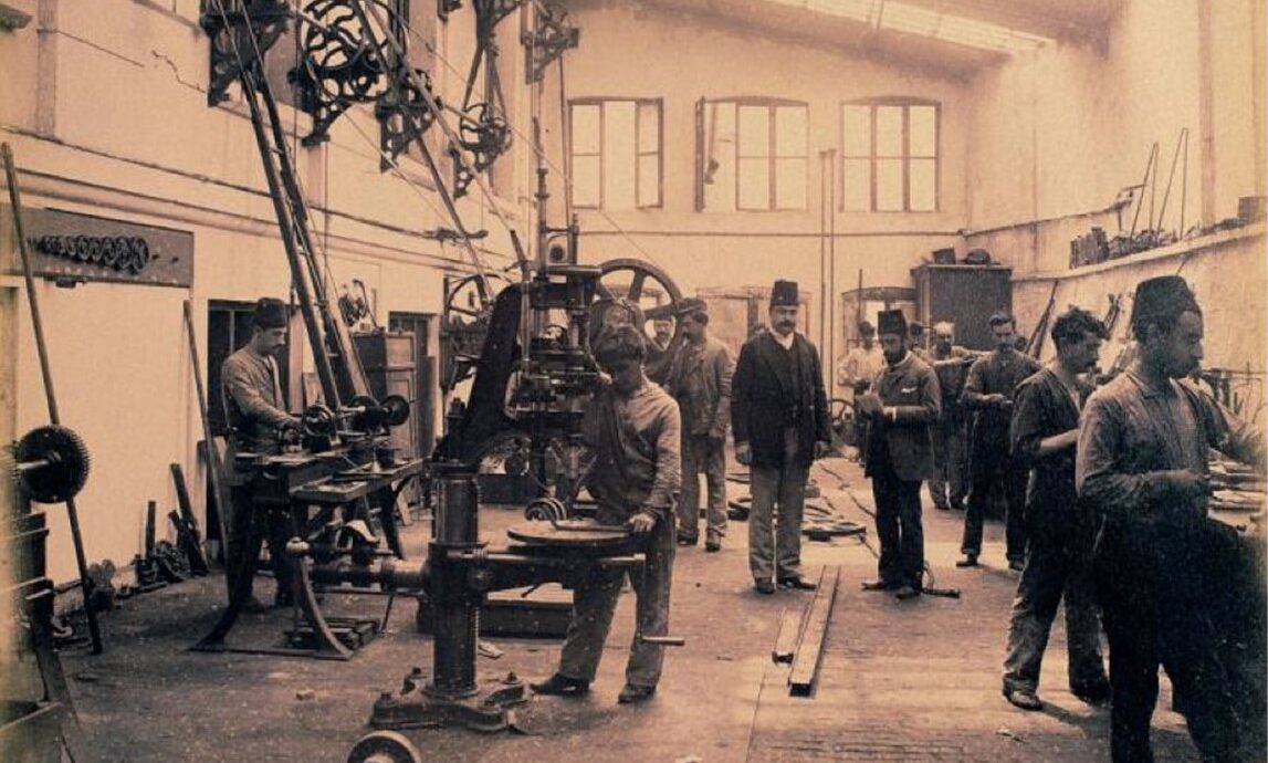 Workers of all nationalities at the Cibali Tobacco Factory Photo Guillaume-Berggren