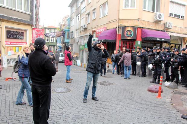 Caferağa Mahalle Evi polis eşliğinde boşaltılıyor