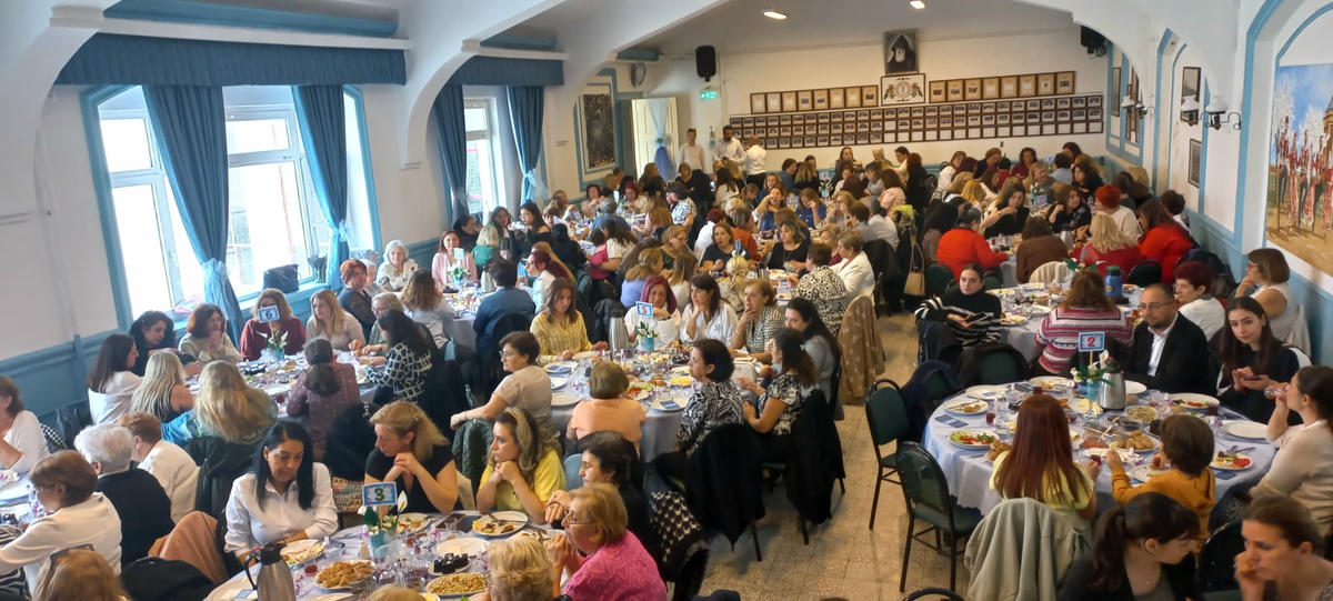 Անձրեւոտ Եղանակին Մէջ Ջերմ Համերաշխութիւն