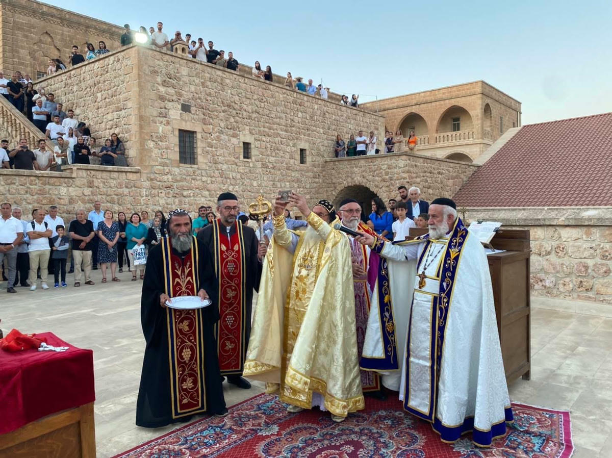 Mor Gabriel'in parmakları bayram ayininde kutsanırken