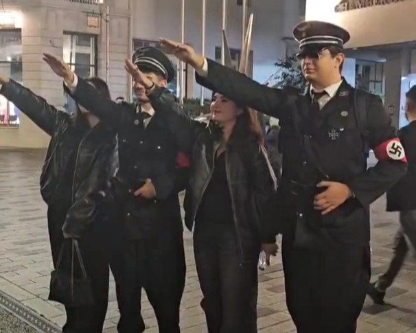 Cadılar Bayramı’nda Nazi üniforması tepkisi