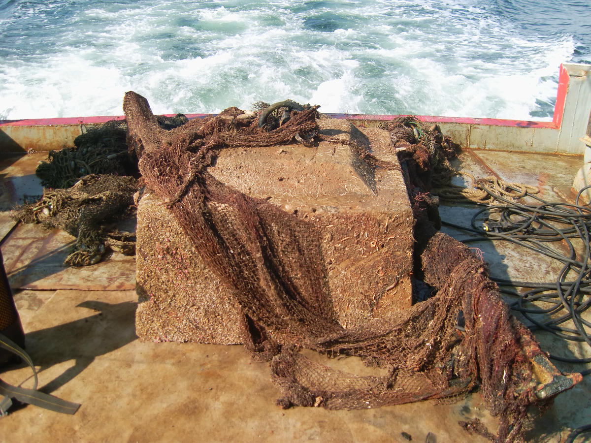 Doğalgaz hattını tutan beton bloklar gırgır ağlarına takılıyor.