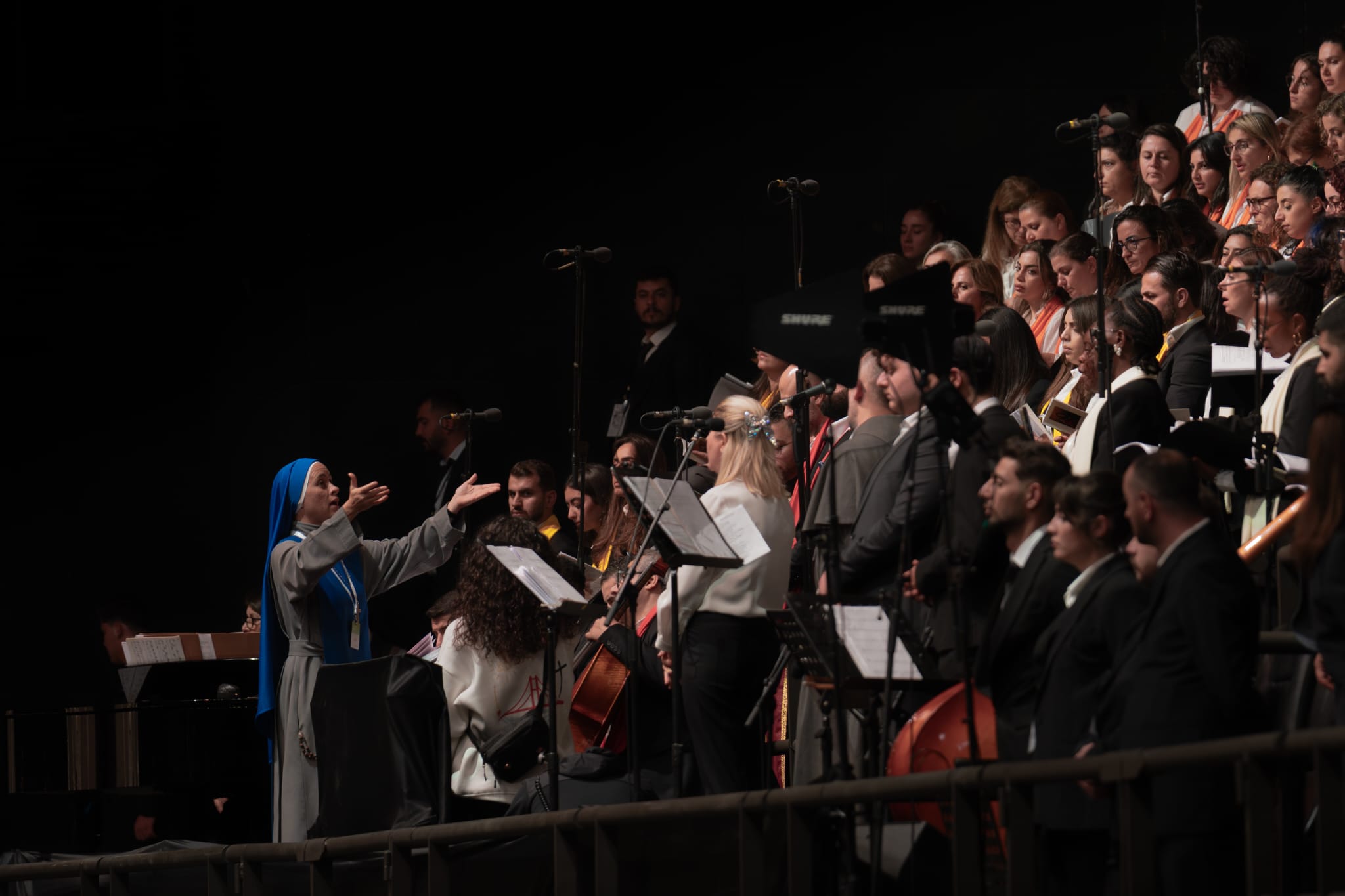 Rahibe Maria Arabell koroyu yönetirken