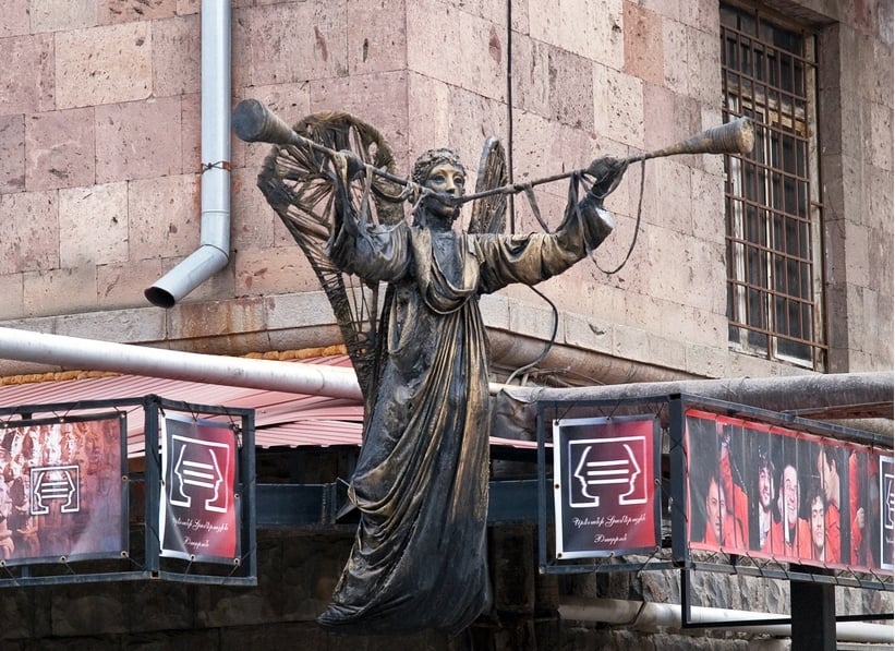 Հալածանք Թատրոնի Դէմ