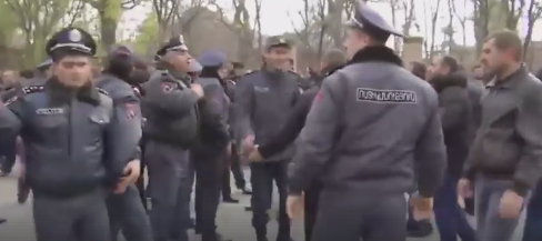 Eçmiadzin'deki protestoya polis müdahale etti