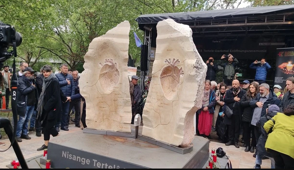 Ճեղքուած քարը, դիմակայող հողը.  Պերլինի մէջ յուշարձան...