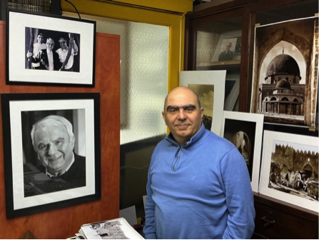 Torun Elia Kahvedjian fotoğraf dükkânında, dedesinin fotoğraflarının yanında