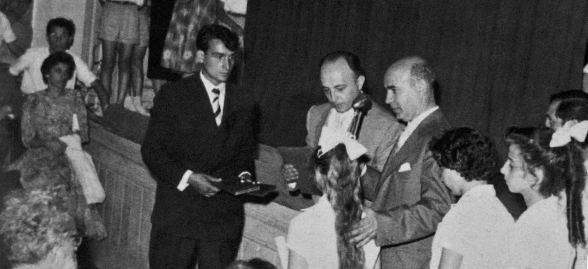 Yetimhane'de düzenlenen bir ödül töreninde Yani Kalamaris ve Hristos Mavrofridis