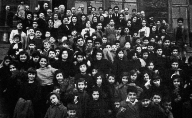 Yetimhanenin önünde öğrenciler, öğretmenler ve teologlar