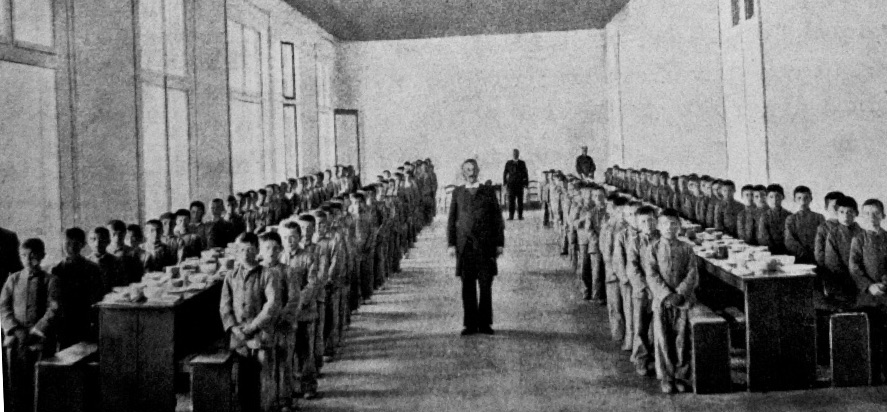 Yetimler yemek öncesi duada