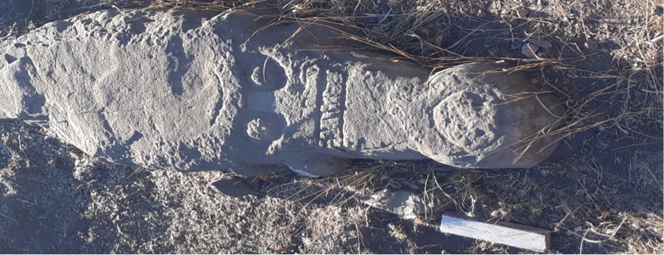 Yol kenarına atılan tahrip edilmiş bir Alevi mezar taşı, FOTO: Erdem Ökçü