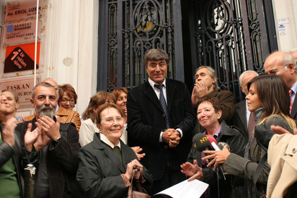 Anın ve büyüklüğün önünde saygıyla eğiliyoruz