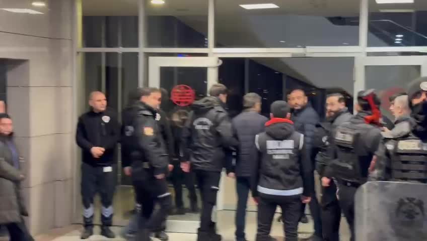 Beşiktaş Belediye Başkanı Rıza Akpolat tutuklandı. CHP'den "Kumpas" tepkisi