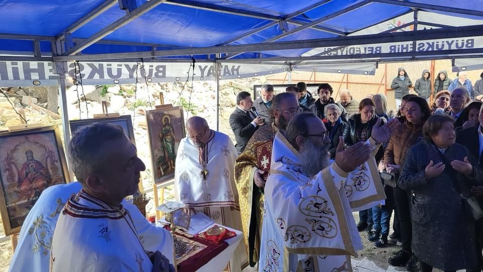 Antakya'da yıkıntılar arasında Noel