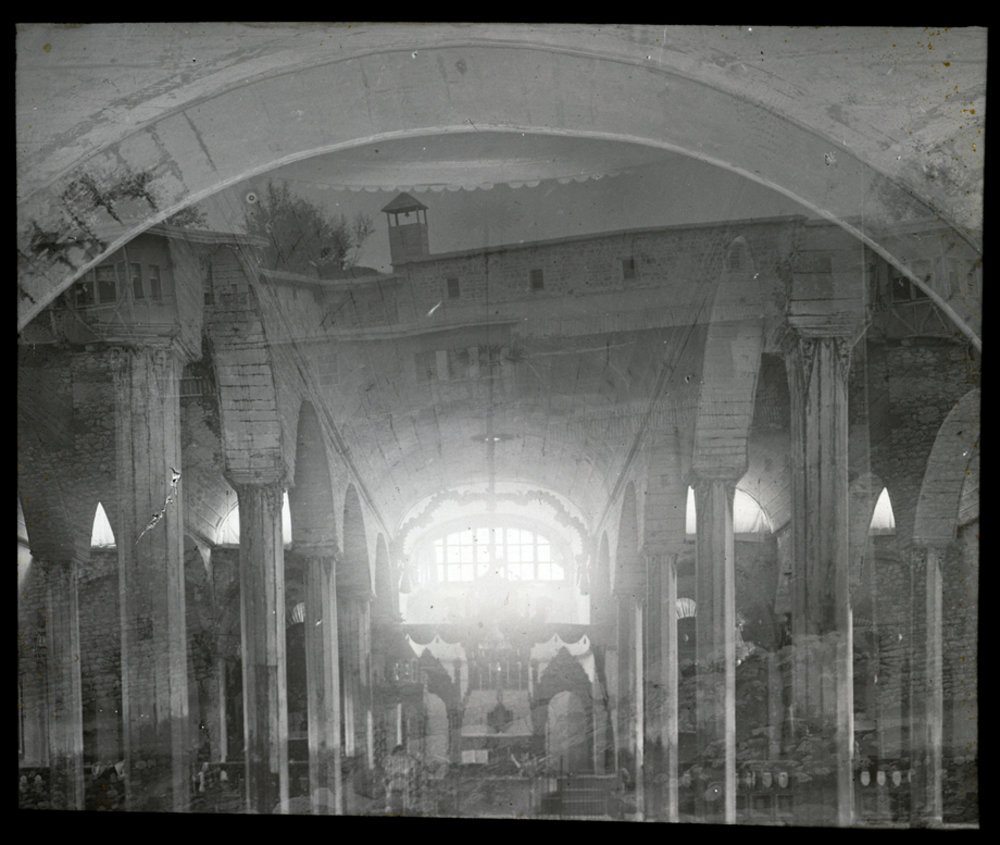 Arapgir, S. Asdvadzadzin kilisesi. Üst üste binen çift pozlama sonucunda bir çok sütunu ve mihrabı ile kilisenin içi ve diğer tarafdan da binanın çatısı ve çevredeki evler görünüyor.