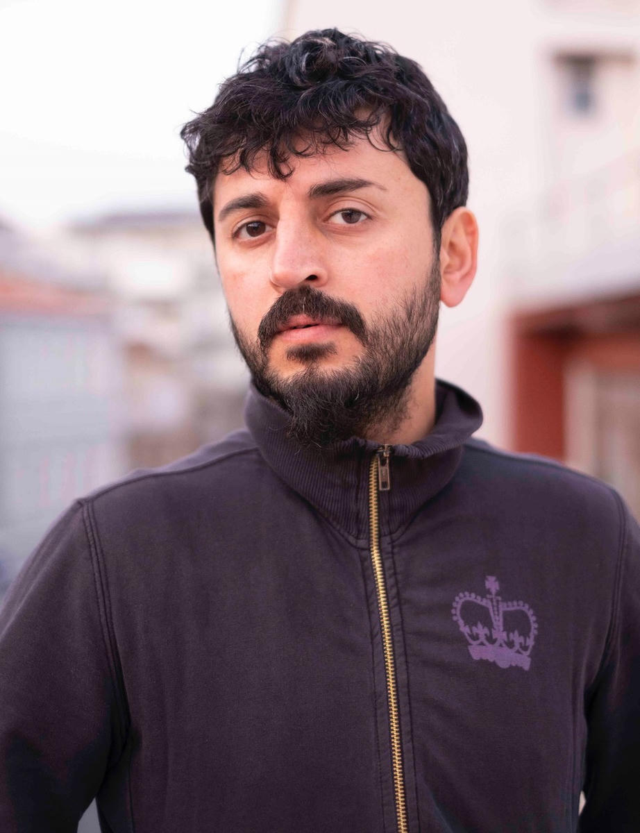 Sanatçı Ateş Alpar.