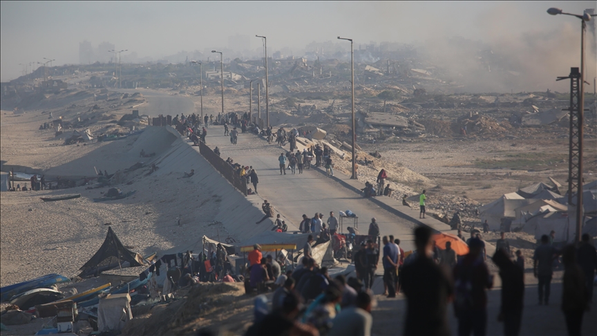 Gazze’de ateşkes devreye girdi: Binlerce Filistinli kuzeydeki evlerine dönüş yolunda