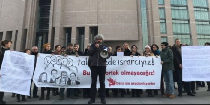 Կը դատուին խաղաղութիւն քարոզող ակադեմականները