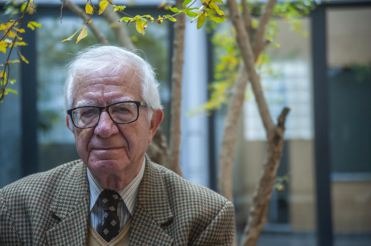 Այնթապլեանի հետ գիրքերու մտերմութեան մէջ