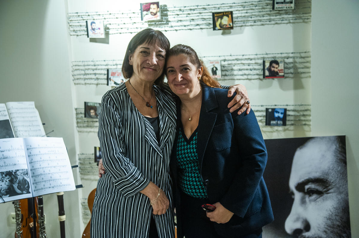 Gülten Kaya (solda) ve Lusyen Kopar. Fotoğraf: Berge Arabian