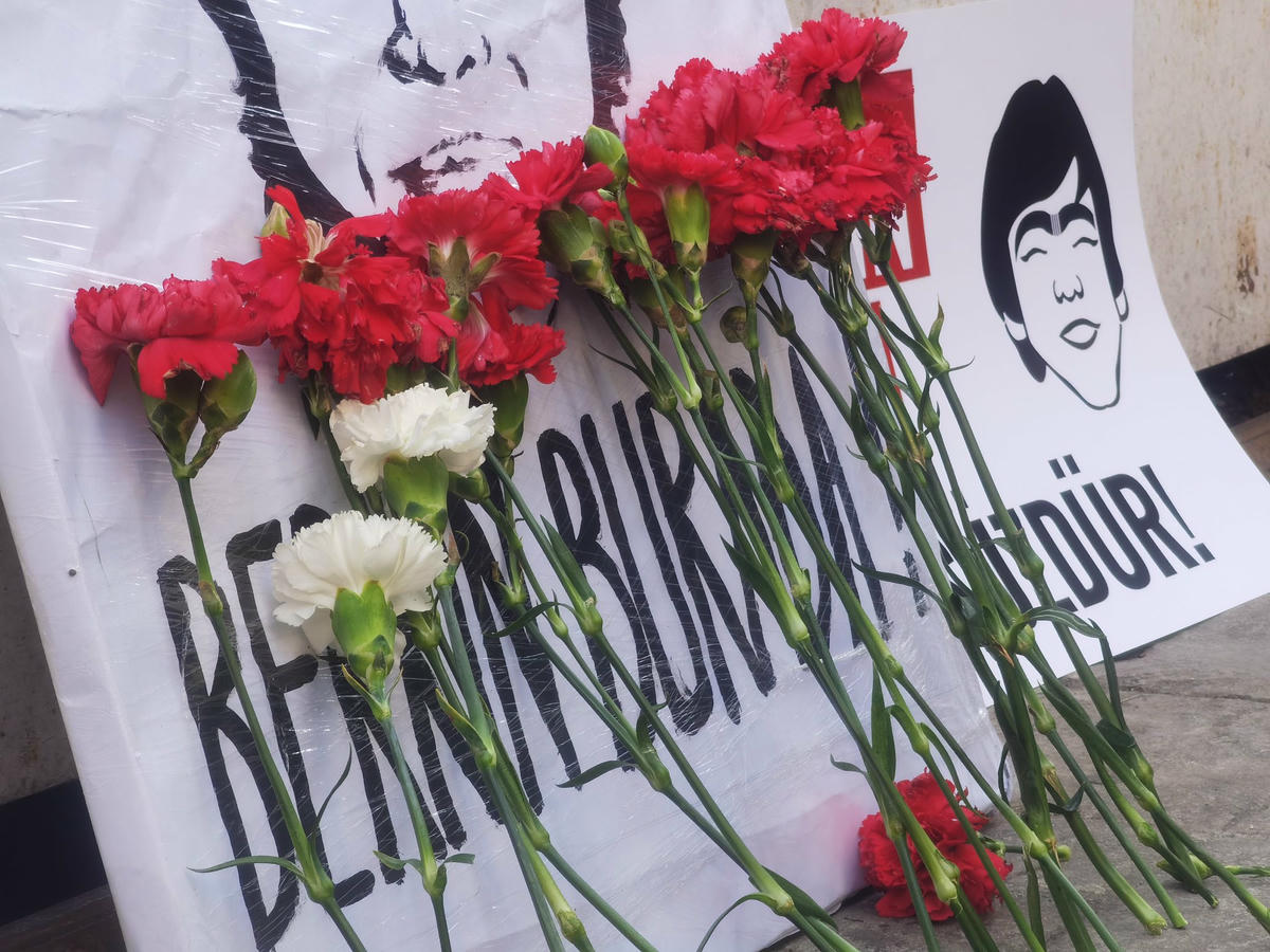 Berkin Elvan 12 yıl önce vurulduğu yerde karanfillerle anıldı
