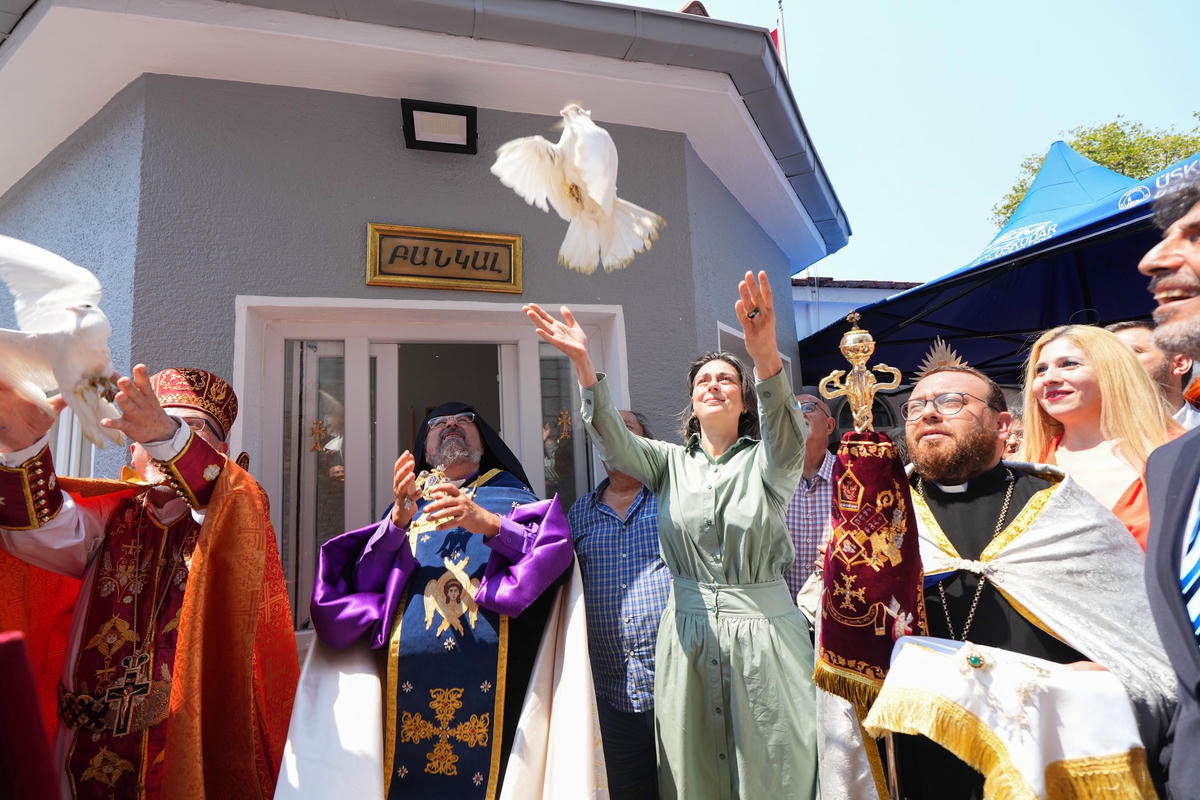 Sinem Dedetaş, Surp Garabed Kilisesi'nde Vartavar Yortusu kutlamasına katıldı