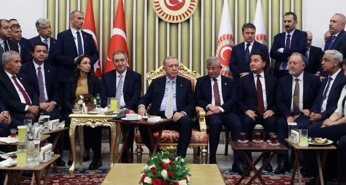 Müzakere ile mücadele arasında DEM Parti